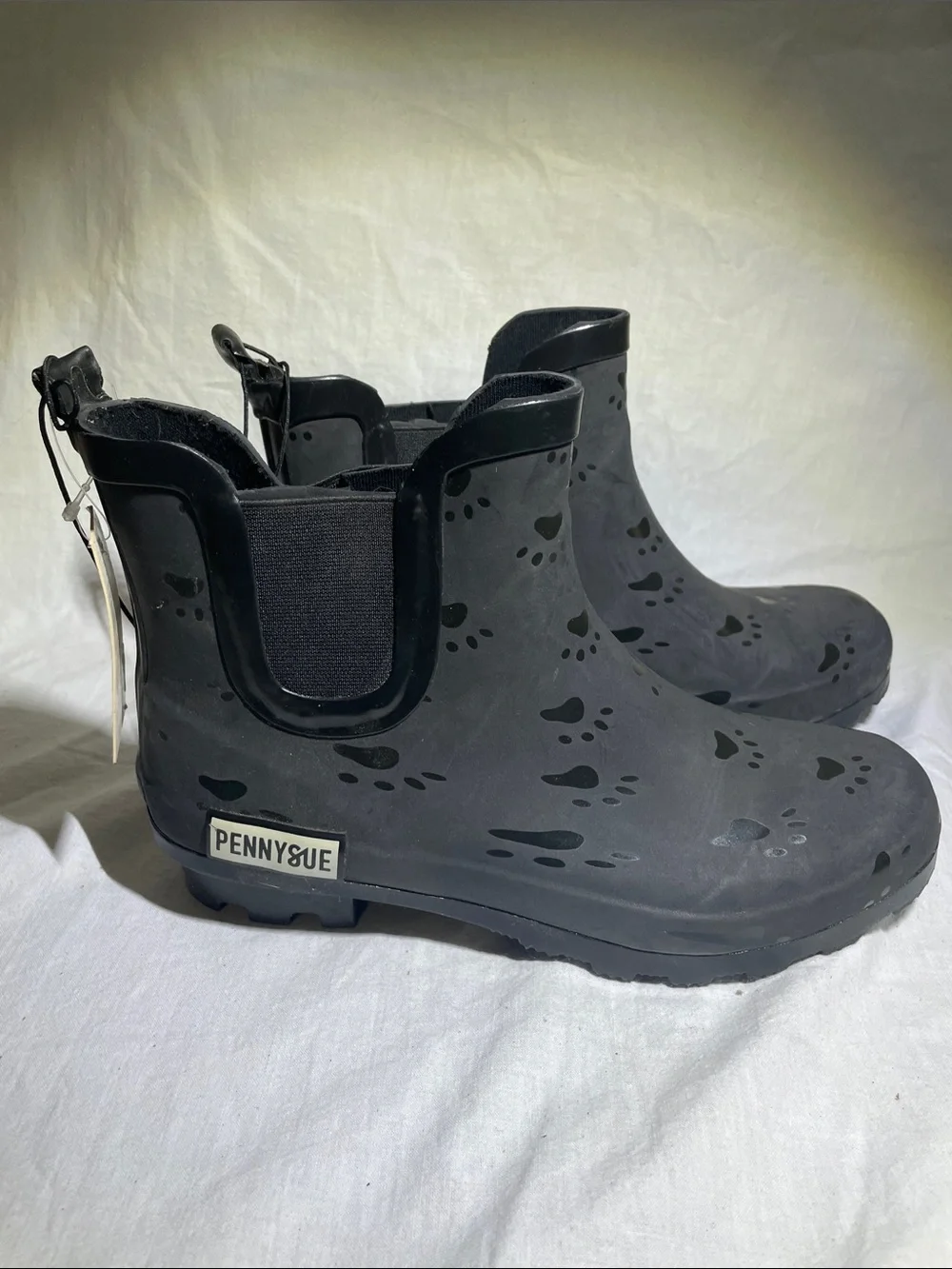 NEW PENNYSUE Women’s Chelsea Ankle Rain Boots Paw Print Gray/Black Size 6.5 / 7